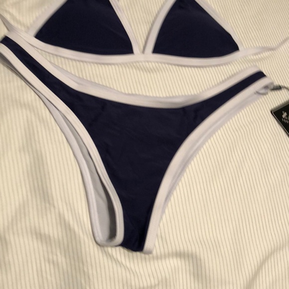 Bikini - Picture 3 of 3